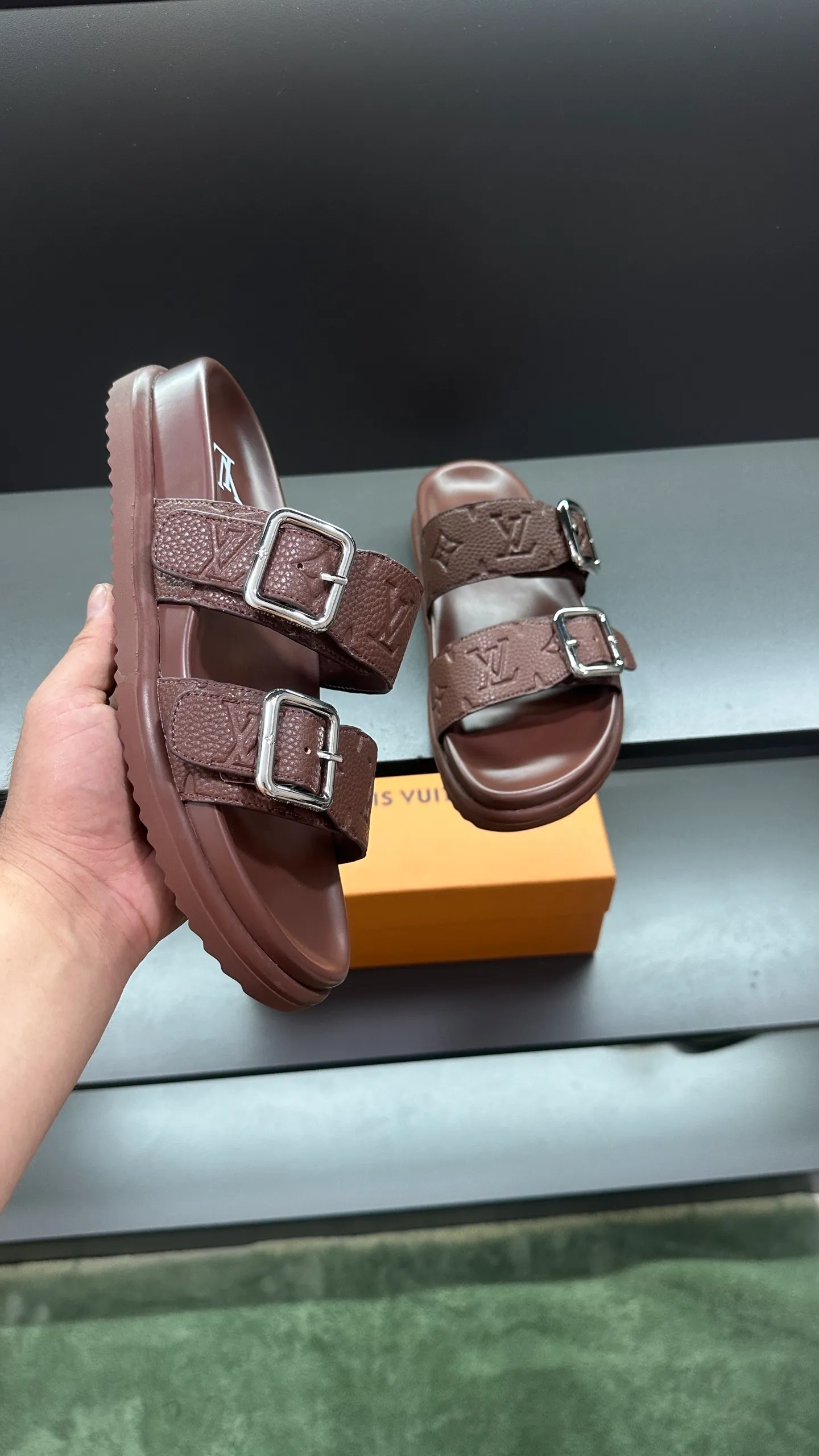 P340 🔍LV Men's Spring and Summer Slippers Counter Synchronization. The uppers are imported cowhide fabrics from Italy, with logo graphics and high-quality craftsmanship. Soles: original soles specially provided by the original factory. Exclusive movable molded soles are super comfortable. Original factory follow-up orders. 🔍🔍High quality. You can enter and leave the counter at will. Welcome to compare. Code number 38-45 No. 058